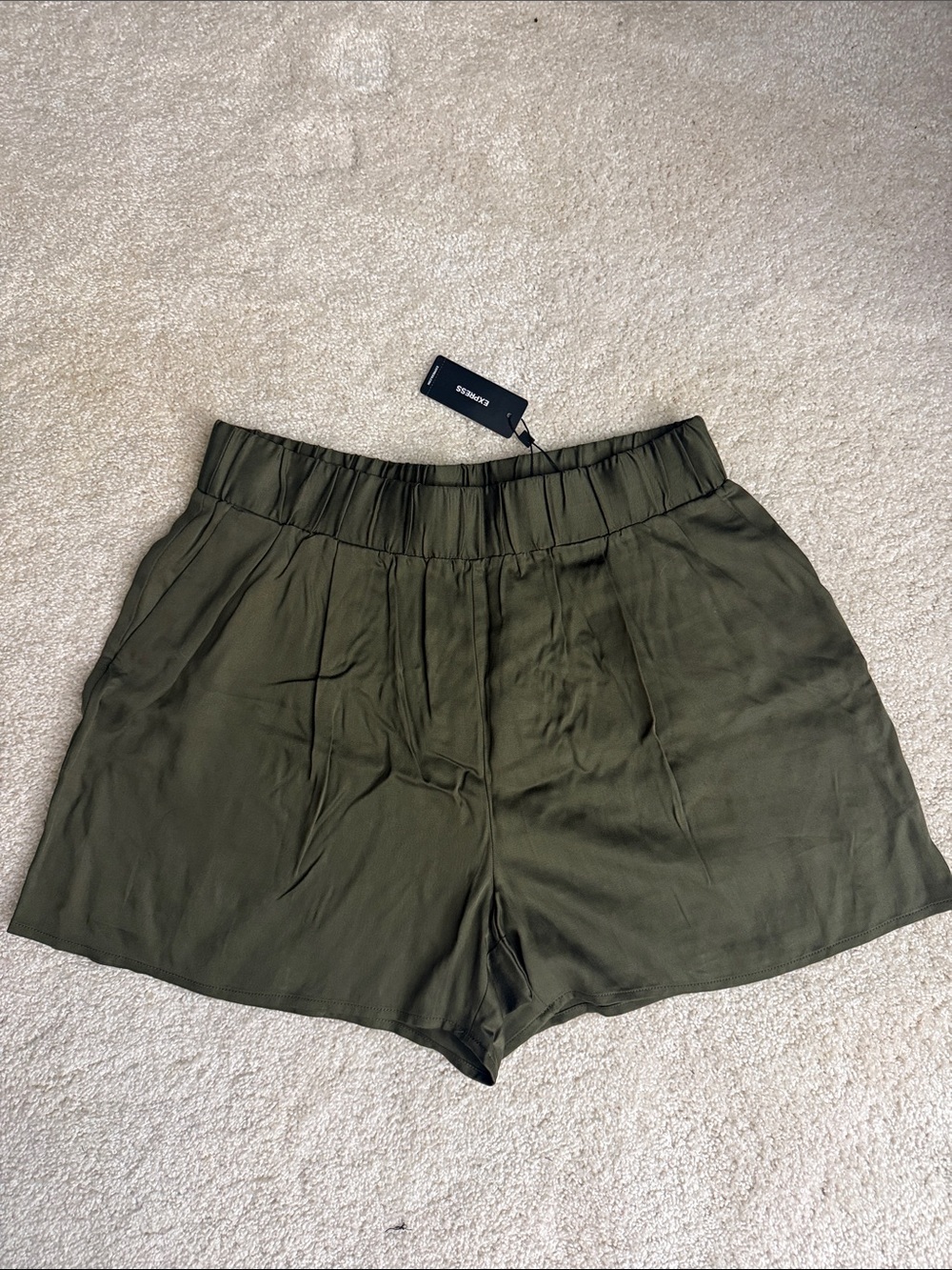 NWT Express Women’s Olive Green Elastic Waist Pull-On Shorts. Size M